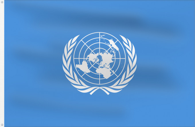 Flag, with two metal eyelets and reinforced hoist: United Nations United Nations, UN Nations unies Naciones Unidas Vereinten Nationen Nazioni Unite, ONU Verenigde Naties Das nações unidas Organizacji Narodów Zjednoczonych ONZ علم الأمم المتحدة Сцяг Арганізацыі Аб яднаных Нацый Сьцяг Арганізацыі Аб яднаны