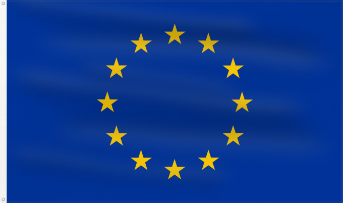 Flag, with two metal eyelets and reinforced hoist: Europe Europe is the flag and emblem of the European Union EU and Council of Europe CoE Européen est le symbole non seulement de l’Union européenne La Unión Europea consta de doce estrellas amarillas sobre fondo azul Die Europaflagge besteht aus einem