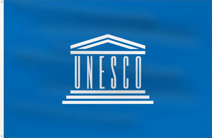 Flag, with two metal eyelets and reinforced hoist: UNESCO United Nations Educational L Organisation des Nations unies pour l éducation Organisation der Vereinten Nationen für Bildung Organização das Nações Unidas para a Educação Прапор ЮНЕСКО