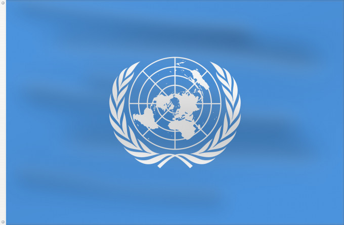 Flag, with two metal eyelets and reinforced hoist: United Nations United Nations, UN Nations unies Naciones Unidas Vereinten Nationen Nazioni Unite, ONU Verenigde Naties Das nações unidas Organizacji Narodów Zjednoczonych ONZ علم الأمم المتحدة Сцяг Арганізацыі Аб яднаных Нацый Сьцяг Арганізацыі Аб яднаны