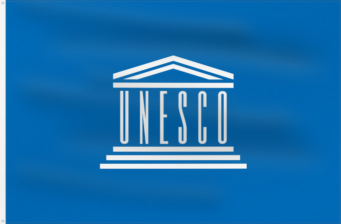 Flag, with two metal eyelets and reinforced hoist: UNESCO	United Nations Educational	L Organisation des Nations unies pour l éducation	Organisation der Vereinten Nationen für Bildung	Organização das Nações Unidas para a Educação	Прапор ЮНЕСКО