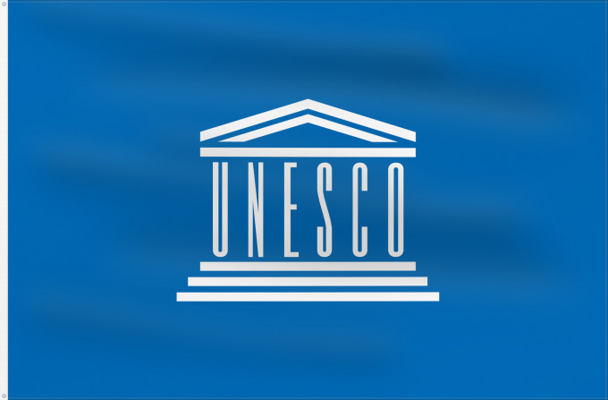 Flag, with two metal eyelets and reinforced hoist: UNESCO United Nations Educational L Organisation des Nations unies pour l éducation Organisation der Vereinten Nationen für Bildung Organização das Nações Unidas para a Educação Прапор ЮНЕСКО