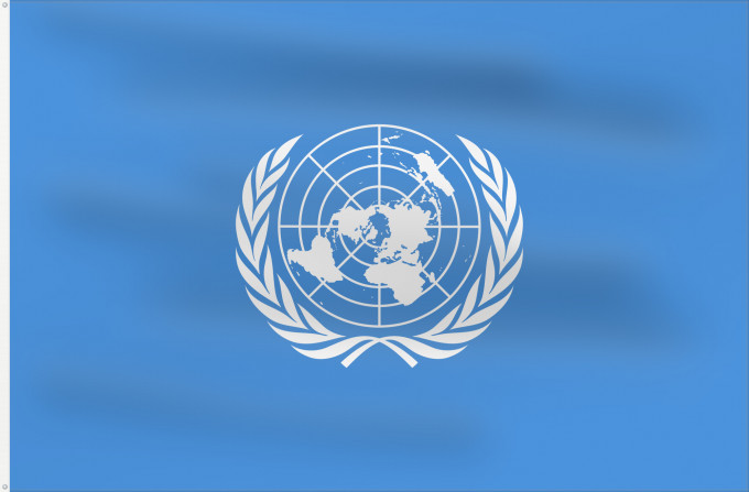 Flag, with two metal eyelets and reinforced hoist: United Nations	United Nations, UN	Nations unies	Naciones Unidas	Vereinten Nationen	Nazioni Unite, ONU	Verenigde Naties	Das nações unidas	Organizacji Narodów Zjednoczonych  ONZ	علم الأمم المتحدة	Сцяг Арганізацыі Аб яднаных Нацый	Сьцяг Арганізацыі Аб яднаны