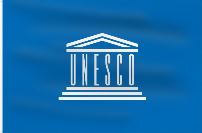 Flag, with two metal eyelets and reinforced hoist: UNESCO United Nations Educational L Organisation des Nations unies pour l éducation Organisation der Vereinten Nationen für Bildung Organização das Nações Unidas para a Educação Прапор ЮНЕСКО