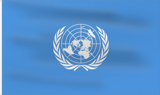 Flag, with two metal eyelets and reinforced hoist: United Nations United Nations, UN Nations unies Naciones Unidas Vereinten Nationen Nazioni Unite, ONU Verenigde Naties Das nações unidas Organizacji Narodów Zjednoczonych ONZ علم الأمم المتحدة Сцяг Арганізацыі Аб яднаных Нацый Сьцяг Арганізацыі Аб яднаны