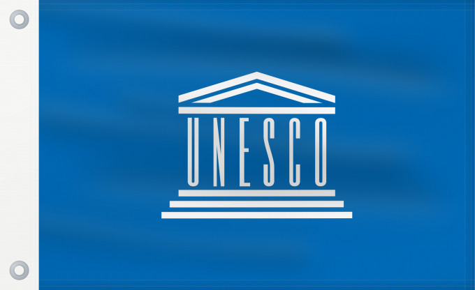 Flag, with two metal eyelets and reinforced hoist: UNESCO United Nations Educational L Organisation des Nations unies pour l éducation Organisation der Vereinten Nationen für Bildung Organização das Nações Unidas para a Educação Прапор ЮНЕСКО