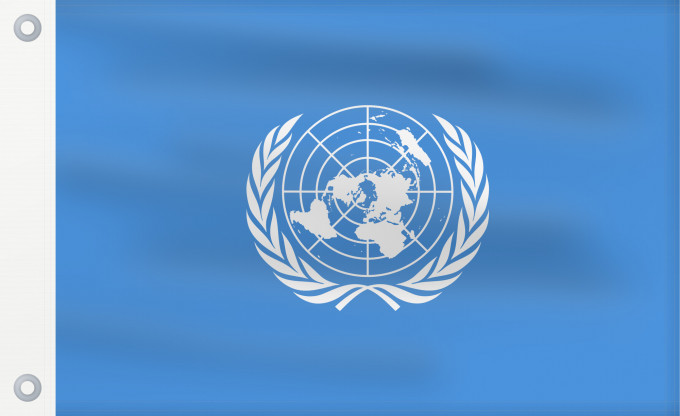 Flag, with two metal eyelets and reinforced hoist: United Nations United Nations, UN Nations unies Naciones Unidas Vereinten Nationen Nazioni Unite, ONU Verenigde Naties Das nações unidas Organizacji Narodów Zjednoczonych ONZ علم الأمم المتحدة Сцяг Арганізацыі Аб яднаных Нацый Сьцяг Арганізацыі Аб яднаны