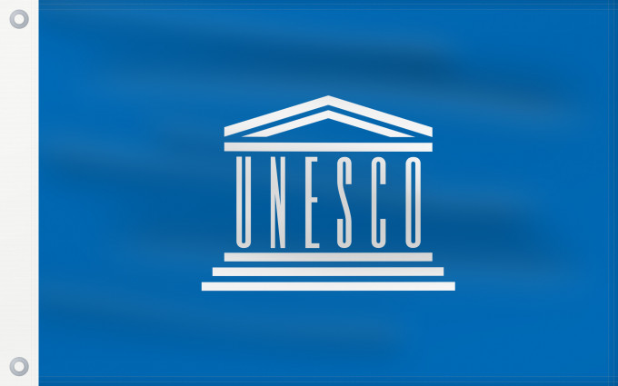 Flag, with two metal eyelets and reinforced hoist: UNESCO	United Nations Educational	L Organisation des Nations unies pour l éducation	Organisation der Vereinten Nationen für Bildung	Organização das Nações Unidas para a Educação	Прапор ЮНЕСКО
