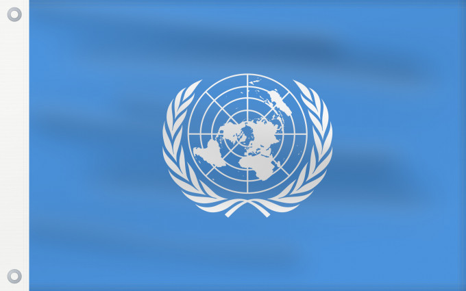 Flag, with two metal eyelets and reinforced hoist: United Nations United Nations, UN Nations unies Naciones Unidas Vereinten Nationen Nazioni Unite, ONU Verenigde Naties Das nações unidas Organizacji Narodów Zjednoczonych ONZ علم الأمم المتحدة Сцяг Арганізацыі Аб яднаных Нацый Сьцяг Арганізацыі Аб яднаны
