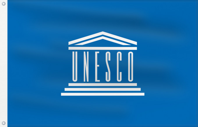 Flag, with two metal eyelets and reinforced hoist: UNESCO United Nations Educational L Organisation des Nations unies pour l éducation Organisation der Vereinten Nationen für Bildung Organização das Nações Unidas para a Educação Прапор ЮНЕСКО