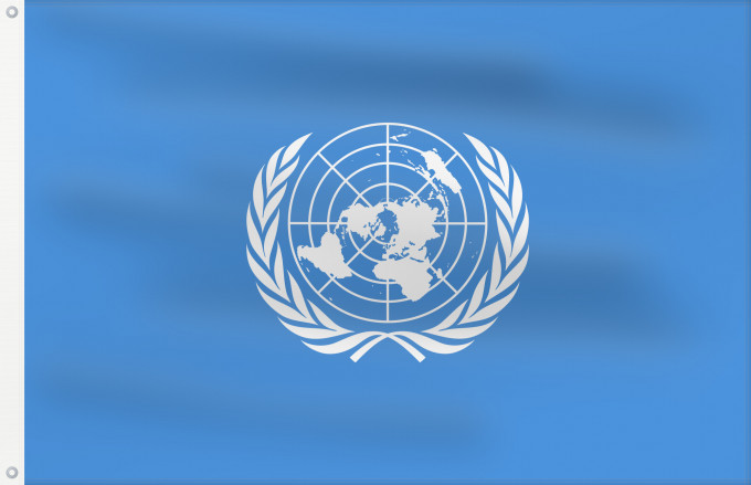 Flag, with two metal eyelets and reinforced hoist: United Nations	United Nations, UN	Nations unies	Naciones Unidas	Vereinten Nationen	Nazioni Unite, ONU	Verenigde Naties	Das nações unidas	Organizacji Narodów Zjednoczonych  ONZ	علم الأمم المتحدة	Сцяг Арганізацыі Аб яднаных Нацый	Сьцяг Арганізацыі Аб яднаны