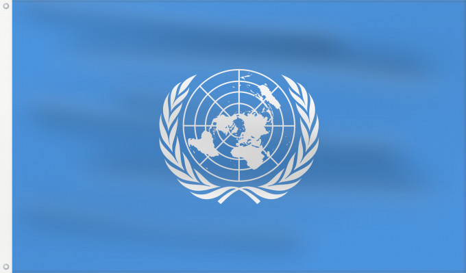 Flag, with two metal eyelets and reinforced hoist: United Nations United Nations, UN Nations unies Naciones Unidas Vereinten Nationen Nazioni Unite, ONU Verenigde Naties Das nações unidas Organizacji Narodów Zjednoczonych ONZ علم الأمم المتحدة Сцяг Арганізацыі Аб яднаных Нацый Сьцяг Арганізацыі Аб яднаны