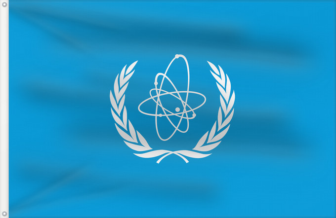 Bandera, con dos ojales metálicos y lado del asta reforzado: IAEA	International Atomic Energy Agency  IAEA	L Agence internationale de l énergie atomique  AIEA	Internationalen Atomenergieorganisation  IAEO
