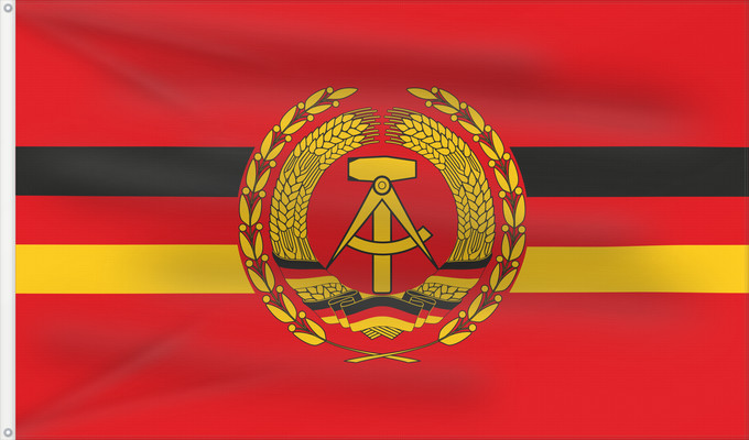 Flagge, mit zwei Metallösen und verstärktem Besatzband: Warships of VM  East Germany	Warships of VM of the German Democratic Republic	République Démocratique Allemande - Pavillon de Service pour Navires de Guerre	República Democrática Alemana - Bandera de Servicio para Buques de Guerra	Dienstflagge für Kampfsc