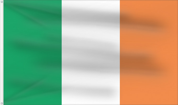 Flag, with two metal eyelets and reinforced hoist: Ireland Note that the green portion of the flag was designed to represent the majority Catholic residents of the island La partie verte du drapeau représente la majorité catholique de l île Es notable el hecho que la parte verde de la bandera representa l