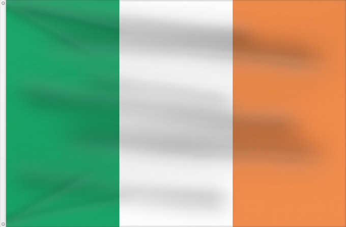 Flag, with two metal eyelets and reinforced hoist: Ireland	Note that the green portion of the flag was designed to represent the majority Catholic residents of the island	La partie verte du drapeau représente la majorité catholique de l île	Es notable el hecho que la parte verde de la bandera representa l