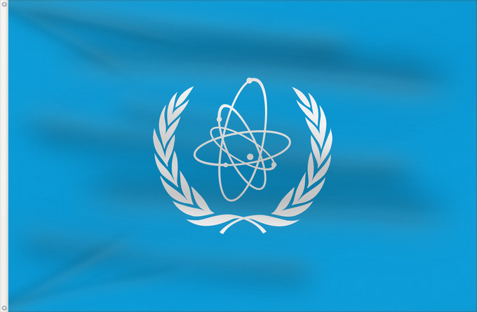 Bandera, con dos ojales metálicos y lado del asta reforzado: IAEA	International Atomic Energy Agency  IAEA	L Agence internationale de l énergie atomique  AIEA	Internationalen Atomenergieorganisation  IAEO