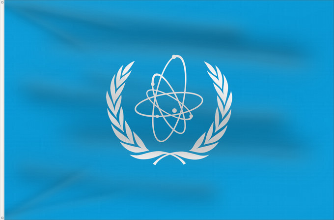 Bandera, con dos ojales metálicos y lado del asta reforzado: IAEA	International Atomic Energy Agency  IAEA	L Agence internationale de l énergie atomique  AIEA	Internationalen Atomenergieorganisation  IAEO