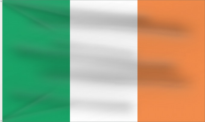 Flag, with two metal eyelets and reinforced hoist: Ireland	Note that the green portion of the flag was designed to represent the majority Catholic residents of the island	La partie verte du drapeau représente la majorité catholique de l île	Es notable el hecho que la parte verde de la bandera representa l