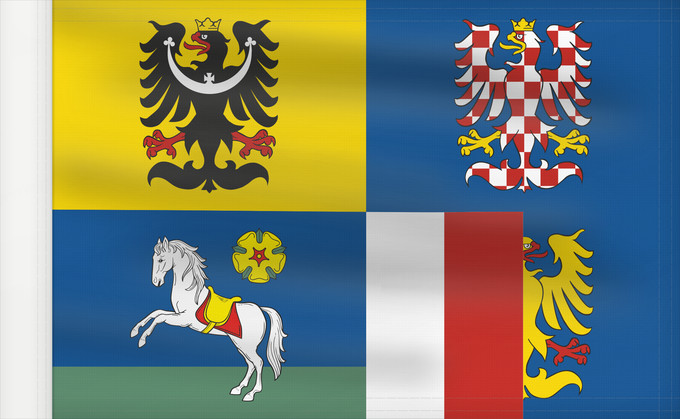 Bandera, con lado del asta reforzado: Moravian-Silesian Region Région de Moravie-Silésie Región de Moravia-Silesia Moravian-Silesian Moravskoslezského kraje čtvrcený list v horním žerďovém žlutém poli slezská orlice v dolním žerďovém modrém poli na zeleném trávníku
