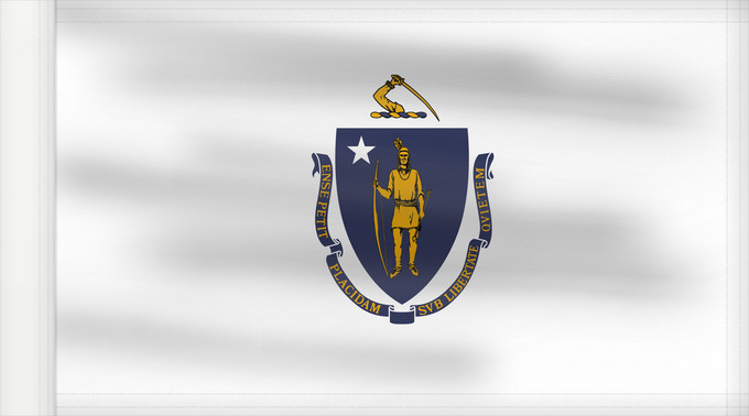 Bandera, con lado del asta reforzado: Massachusetts ᎺᏌᏧᏎᏗ ᎦᏓᏘ Ka hae Makakukeka Massachusettæ Méésíchóoshish Hahoodzo bidah naatʼaʼí Amerikaanischen Bunneschteet Massachusetts Флаг Массачусетса Američke savezne države Massachusetts