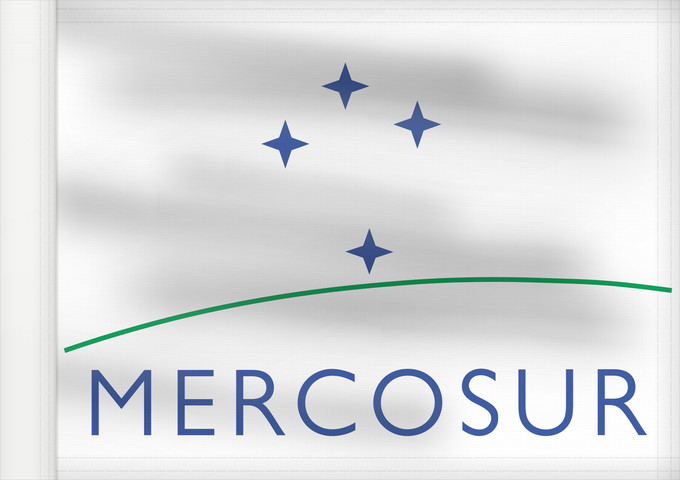 Drapeau, avec guindant renforcé : Mercosur	Mercado Común del Sur	Mercado Comum do Sul	Ñemby Ñemuha poyvi
