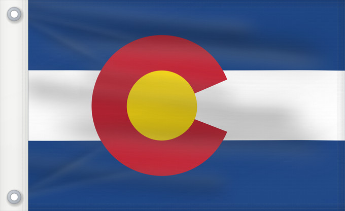 Bandera, con dos ojales metálicos y lado del asta reforzado: Colorado Colorado designed by Andrew Carlisle Carson ᎧᎶᏩᏓ ᎦᏓᏘ Ka hae Kololako Colorati Dibé nitsa hahoodzo bidah naatʼaʼí Флаг Колорадо Američke savezne države Kolorado