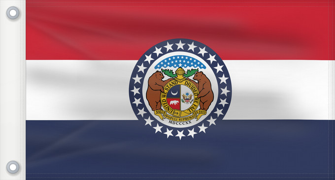 Bandera, con dos ojales metálicos y lado del asta reforzado: Missouri Missouri, adopted in 1913 Misuri ᏨᎫᎵ ᎦᏓᏘ Ka hae Mikouli Missuriae Mizoowii Hahoodzo bidah naatʼaʼí Флаг Миссури Američke savezne države Missouri