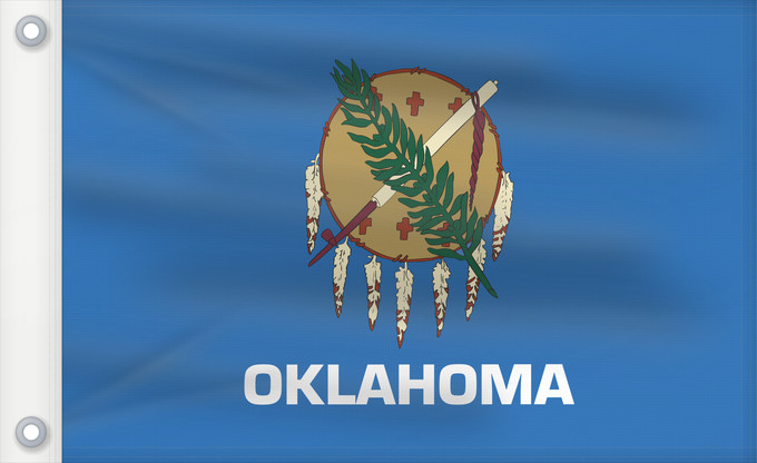 Bandiera, con due occhielli metallici e lato dell'asta rinforzato: Oklahoma	Oklahoma, adopted in November 2006	L Oklahoma	Oklahumma nahata	ᎣᎦᎳᎰᎹ ᎦᏓᏘ	Heévâhetanéno hoohëö o	De l Oklahoma	Ka hae ‘Okalahoma	Oclahomae	Halgai Hóteel Hahoodzo bidah naatʼaʼí	Statului american Oklahoma	Флаг Оклахомы	Američke savezne države Oklah