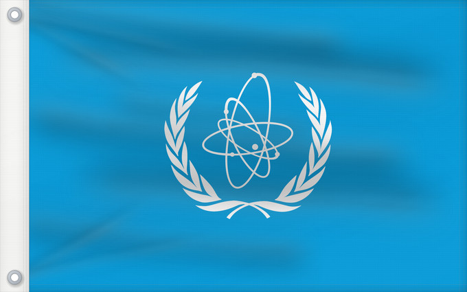 Drapeau, avec deux œillets métalliques et guindant renforcé : IAEA	International Atomic Energy Agency  IAEA	L Agence internationale de l énergie atomique  AIEA	Internationalen Atomenergieorganisation  IAEO