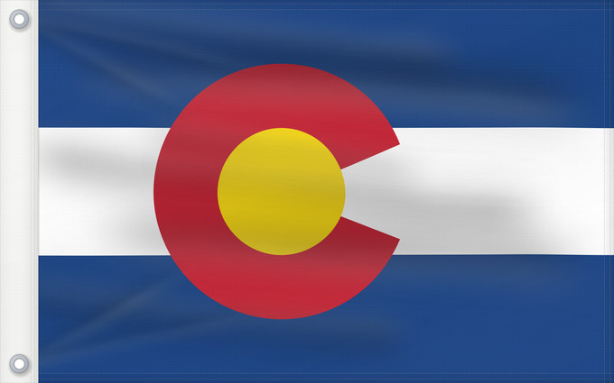 Bandera, con dos ojales metálicos y lado del asta reforzado: Colorado Colorado designed by Andrew Carlisle Carson ᎧᎶᏩᏓ ᎦᏓᏘ Ka hae Kololako Colorati Dibé nitsa hahoodzo bidah naatʼaʼí Флаг Колорадо Američke savezne države Kolorado