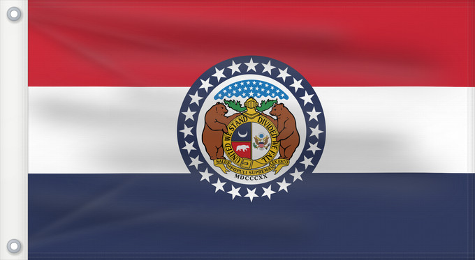 Bandera, con dos ojales metálicos y lado del asta reforzado: Missouri Missouri, adopted in 1913 Misuri ᏨᎫᎵ ᎦᏓᏘ Ka hae Mikouli Missuriae Mizoowii Hahoodzo bidah naatʼaʼí Флаг Миссури Američke savezne države Missouri
