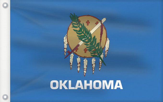 Flagge, mit zwei Metallösen und verstärktem Besatzband: Oklahoma	Oklahoma, adopted in November 2006	L Oklahoma	Oklahumma nahata	ᎣᎦᎳᎰᎹ ᎦᏓᏘ	Heévâhetanéno hoohëö o	De l Oklahoma	Ka hae ‘Okalahoma	Oclahomae	Halgai Hóteel Hahoodzo bidah naatʼaʼí	Statului american Oklahoma	Флаг Оклахомы	Američke savezne države Oklah