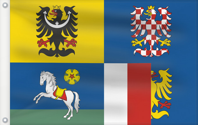 Bandera, con dos ojales metálicos y lado del asta reforzado: Moravian-Silesian Region Région de Moravie-Silésie Región de Moravia-Silesia Moravian-Silesian Moravskoslezského kraje čtvrcený list v horním žerďovém žlutém poli slezská orlice v dolním žerďovém modrém poli na zeleném trávníku