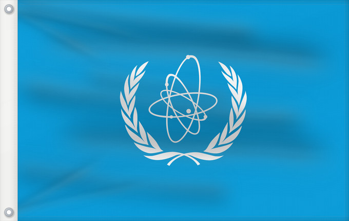 Drapeau, avec deux œillets métalliques et guindant renforcé : IAEA	International Atomic Energy Agency  IAEA	L Agence internationale de l énergie atomique  AIEA	Internationalen Atomenergieorganisation  IAEO