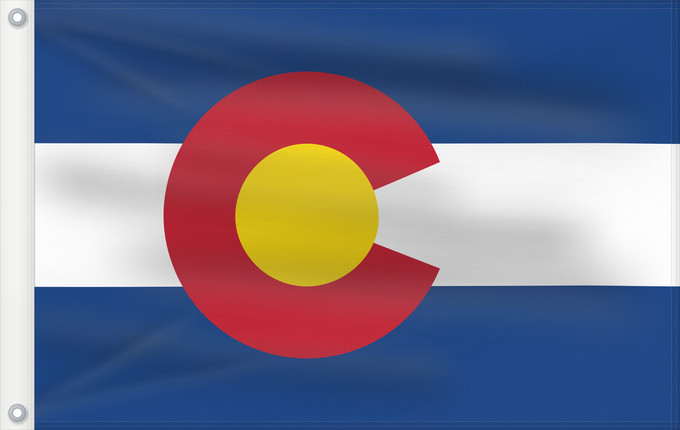Bandera, con dos ojales metálicos y lado del asta reforzado: Colorado	Colorado designed by Andrew Carlisle Carson	ᎧᎶᏩᏓ ᎦᏓᏘ	Ka hae Kololako	Colorati	Dibé nitsa hahoodzo bidah naatʼaʼí	Флаг Колорадо	Američke savezne države Kolorado
