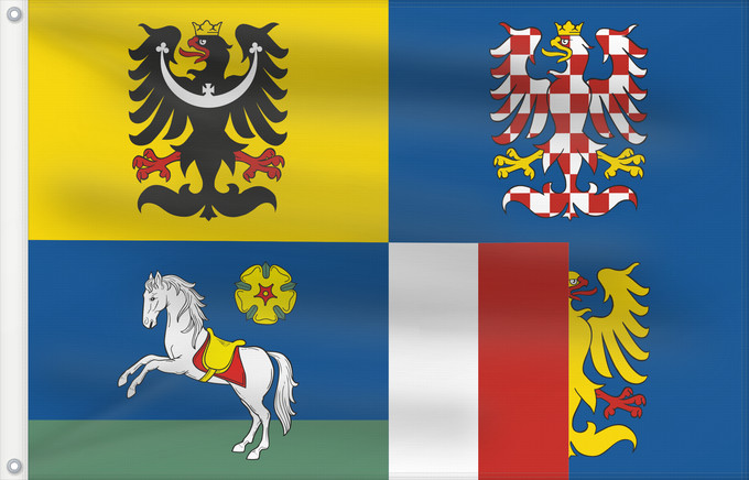 Bandera, con dos ojales metálicos y lado del asta reforzado: Moravian-Silesian Region Région de Moravie-Silésie Región de Moravia-Silesia Moravian-Silesian Moravskoslezského kraje čtvrcený list v horním žerďovém žlutém poli slezská orlice v dolním žerďovém modrém poli na zeleném trávníku