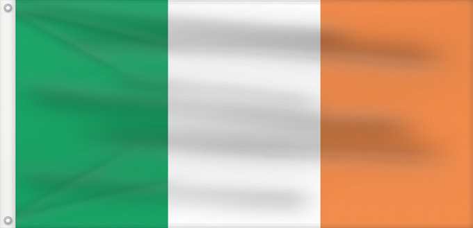 Bandera, con dos ojales metálicos y lado del asta reforzado: Ireland	Note that the green portion of the flag was designed to represent the majority Catholic residents of the island	La partie verte du drapeau représente la majorité catholique de l île	Es notable el hecho que la parte verde de la bandera representa l