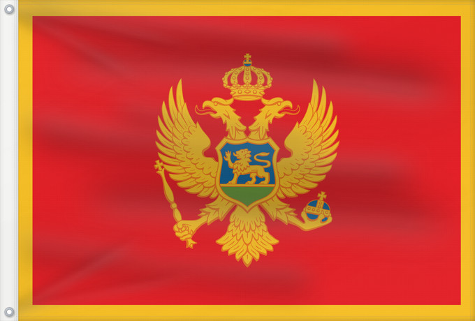 Bandera, con dos ojales metálicos y lado del asta reforzado: Montenegro Montenegro adopted on 13 July 2004 Monténégro Czarnogóry Сцяг Чарнагорыі Национално знаме на Черна гора Crne Gore Чрьна́ Гора́ - Ꙁнамѧ Montenegros flag i brug den 13. juli 2004 דגל מונטנגרו Montenegró モンテネグロの国旗 Знаме на Црна Гора Muntenegrulu