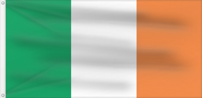 Bandera, con dos ojales metálicos y lado del asta reforzado: Ireland	Note that the green portion of the flag was designed to represent the majority Catholic residents of the island	La partie verte du drapeau représente la majorité catholique de l île	Es notable el hecho que la parte verde de la bandera representa l