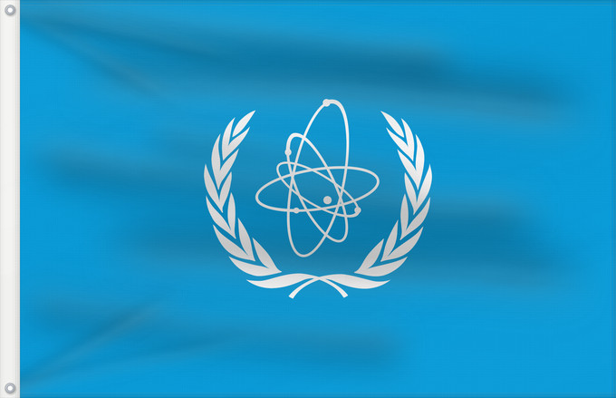 Bandera, con dos ojales metálicos y lado del asta reforzado: IAEA	International Atomic Energy Agency  IAEA	L Agence internationale de l énergie atomique  AIEA	Internationalen Atomenergieorganisation  IAEO