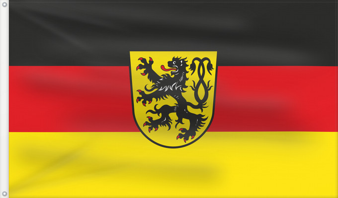 Bandera, con dos ojales metálicos y lado del asta reforzado: Königsberg i.Bay., St (Haßberge)