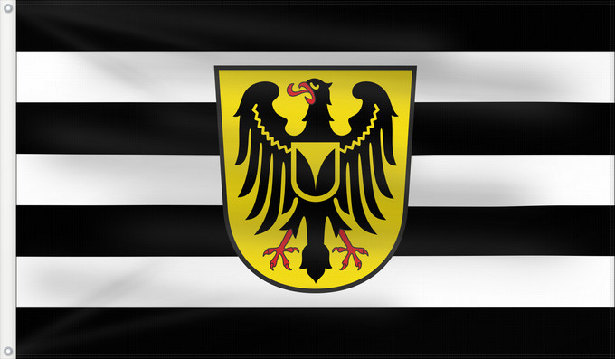 Flag, with two metal eyelets and reinforced hoist: Waltrop Beschreibung der Flagge Die Flagge der Stadt Waltrop zeigt in der Mitte das Stadtwappen auf schwarz - weiß gestreiftem Felde in waagerechter Anordnung über 4 schwarzen und 3 weißen Streifen