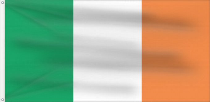 Flag, with two metal eyelets and reinforced hoist: Ireland Note that the green portion of the flag was designed to represent the majority Catholic residents of the island La partie verte du drapeau représente la majorité catholique de l île Es notable el hecho que la parte verde de la bandera representa l