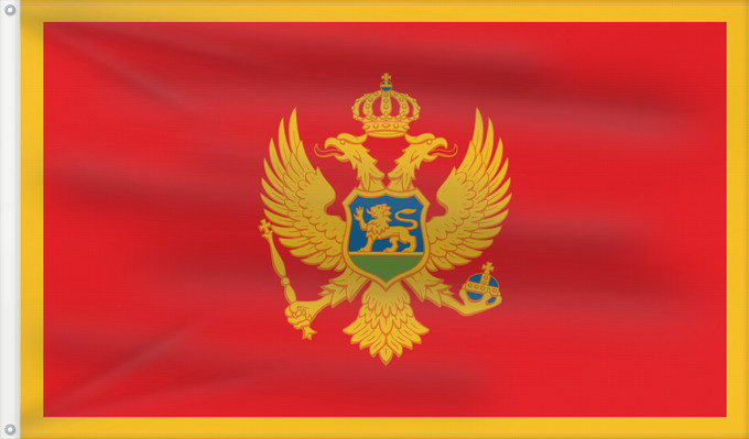 Bandera, con dos ojales metálicos y lado del asta reforzado: Montenegro	Montenegro  adopted on 13 July 2004	Monténégro	Czarnogóry	Сцяг Чарнагорыі	Национално знаме на Черна гора	Crne Gore	Чрьна́ Гора́ - Ꙁнамѧ	Montenegros flag  i brug den 13. juli 2004	דגל מונטנגרו	Montenegró	モンテネグロの国旗	Знаме на Црна Гора	Muntenegrulu