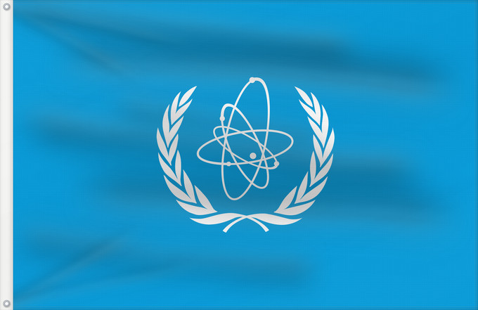 Bandera, con dos ojales metálicos y lado del asta reforzado: IAEA	International Atomic Energy Agency  IAEA	L Agence internationale de l énergie atomique  AIEA	Internationalen Atomenergieorganisation  IAEO