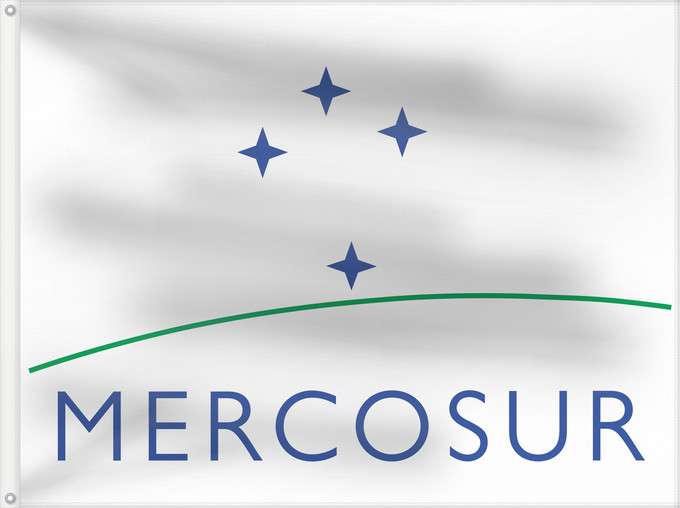 Drapeau, avec deux œillets métalliques et guindant renforcé : Mercosur	Mercado Común del Sur	Mercado Comum do Sul	Ñemby Ñemuha poyvi