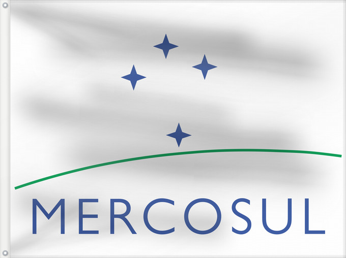 Drapeau, avec deux œillets métalliques et guindant renforcé : Mercosur  Portuguese	Mercosur, Portuguese version	Mercosur (version portugaise)	Mercado Común del Sur versión portugués	Mercosur (portugiesische Version)	Mercosur (versione portoghese)	Mercado Comum do Sul, versão português	Ñemby Ñemuha poyvi, poytugañe ẽ