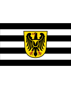 Bandiera: Waltrop | Beschreibung der Flagge  Die Flagge der Stadt Waltrop zeigt in der Mitte das Stadtwappen auf schwarz - weiß gestreiftem Felde in waagerechter Anordnung über 4 schwarzen und 3 weißen Streifen | bandiera paesaggio | 2,16&nbsp;m² | 120&nb